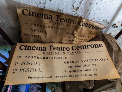 In uno di questi, tra antichi manifesti e giornali d�epoca...